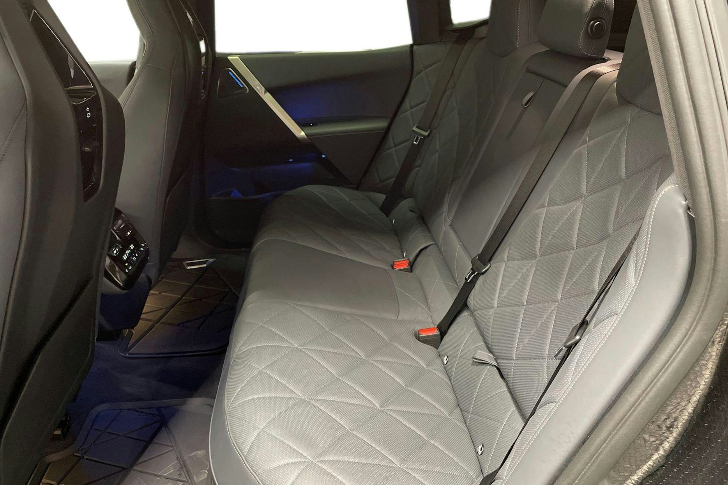 sininen BMW IX M60 2024 kuva 10.