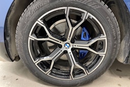 sininen BMW IX M60 2024 kuva 13.