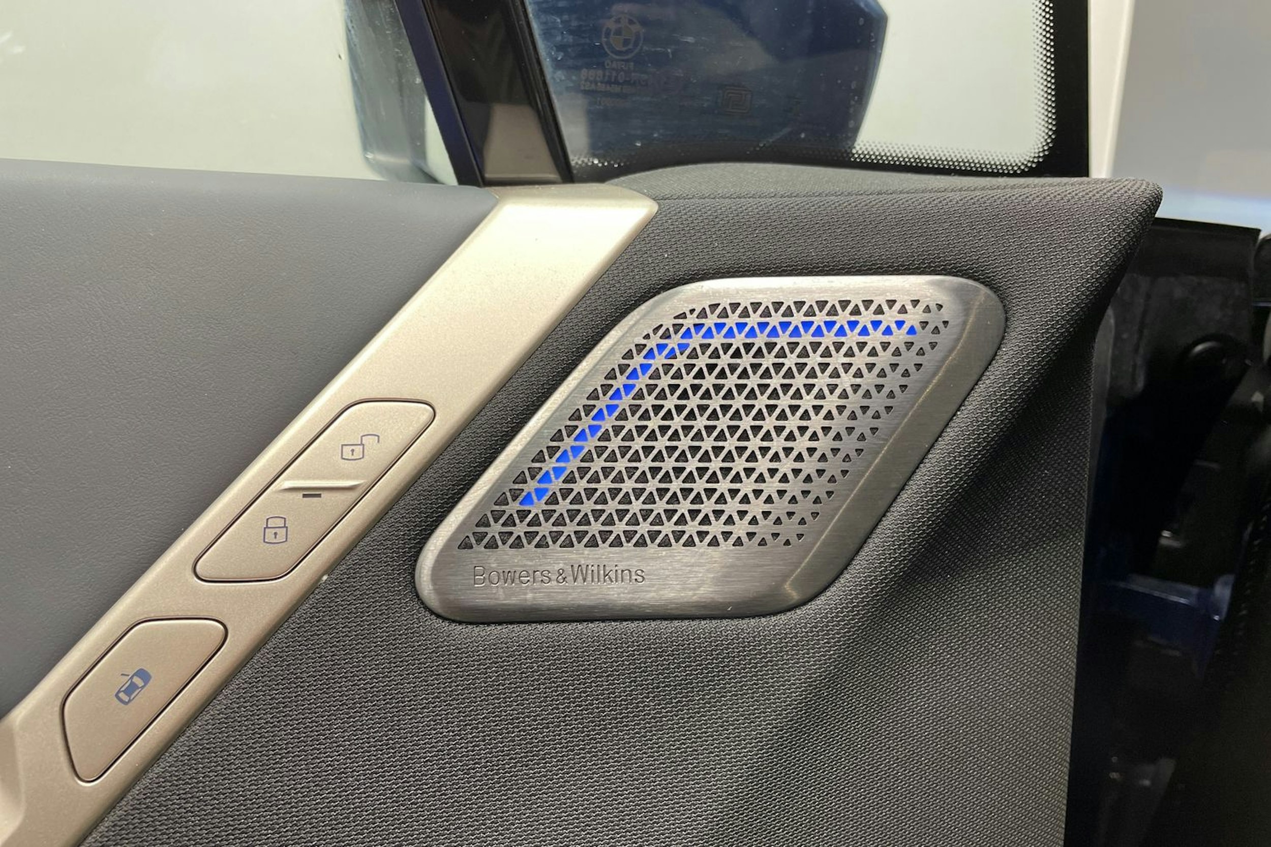 sininen BMW IX M60 2024 kuva 16.