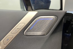 sininen BMW IX M60 2024 kuva 16.