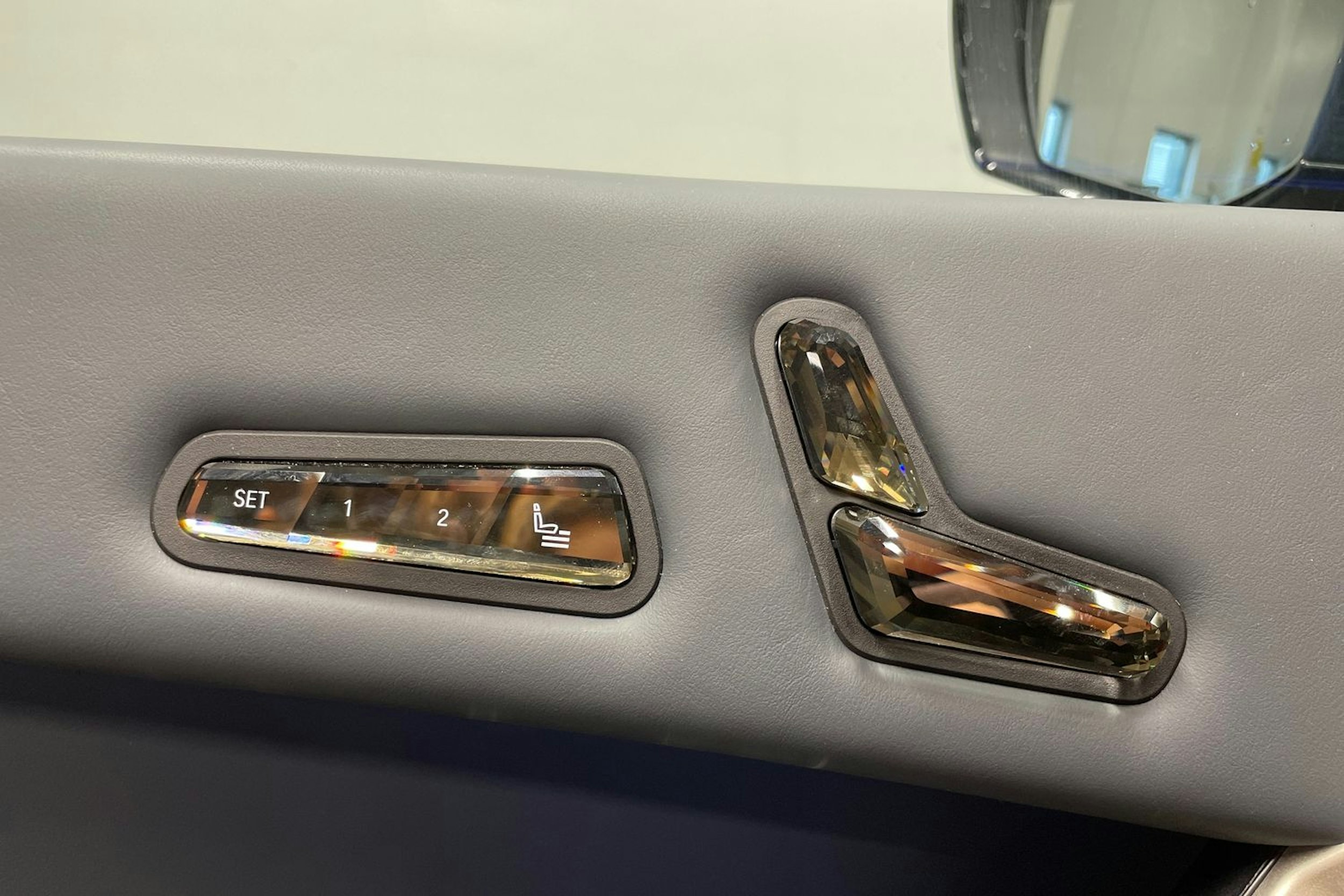 sininen BMW IX M60 2024 kuva 17.