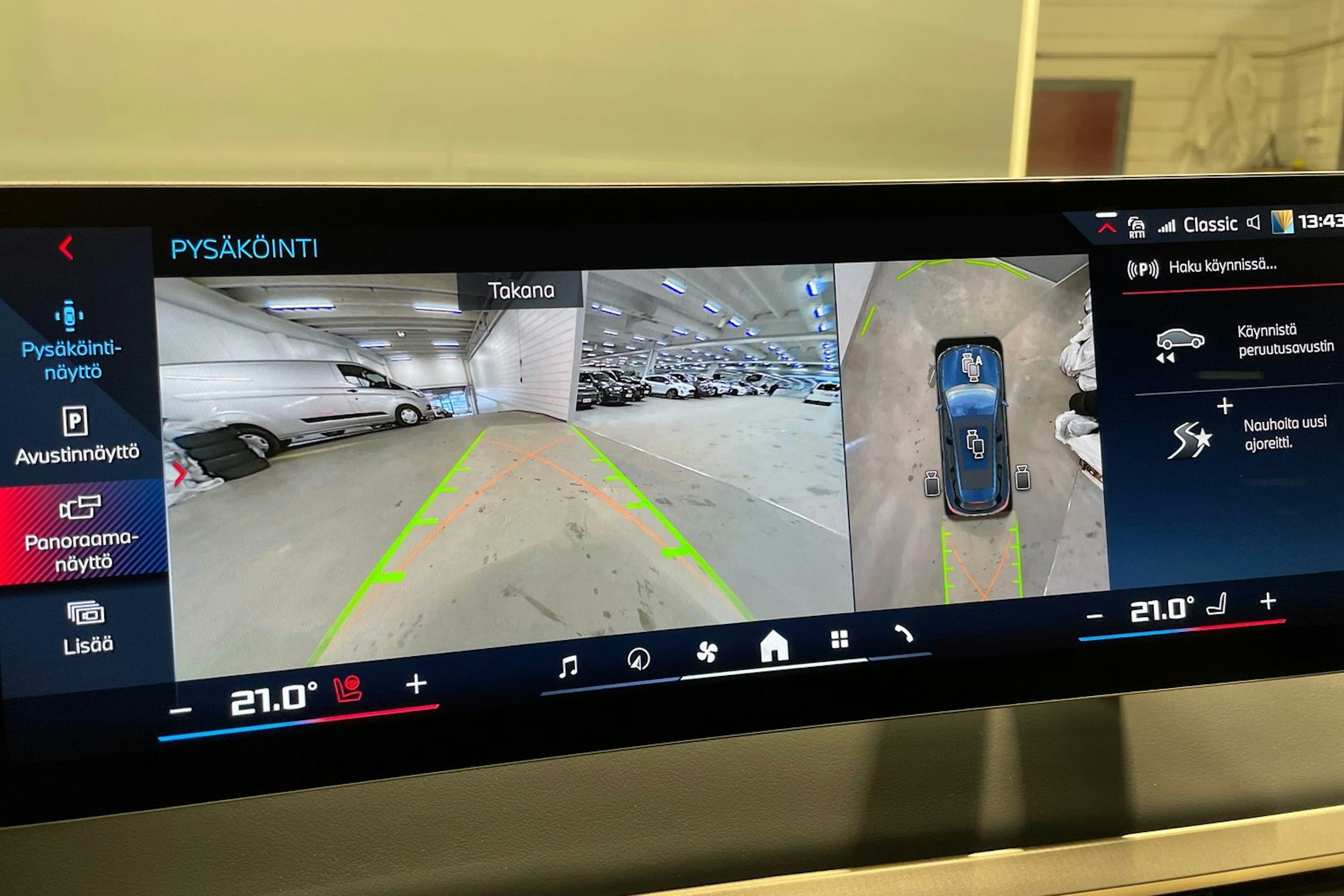 sininen BMW IX M60 2024 kuva 19.