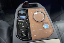 sininen BMW IX M60 2024 kuva 21.