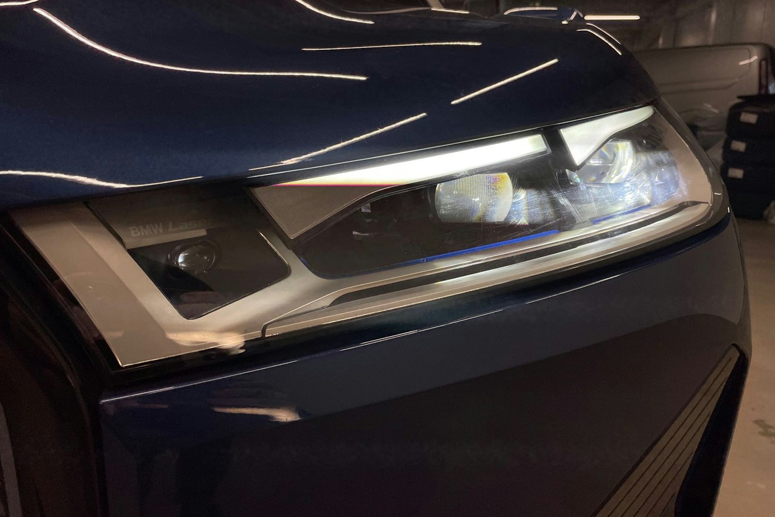 sininen BMW IX M60 2024 kuva 22.