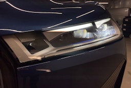 sininen BMW IX M60 2024 kuva 22.