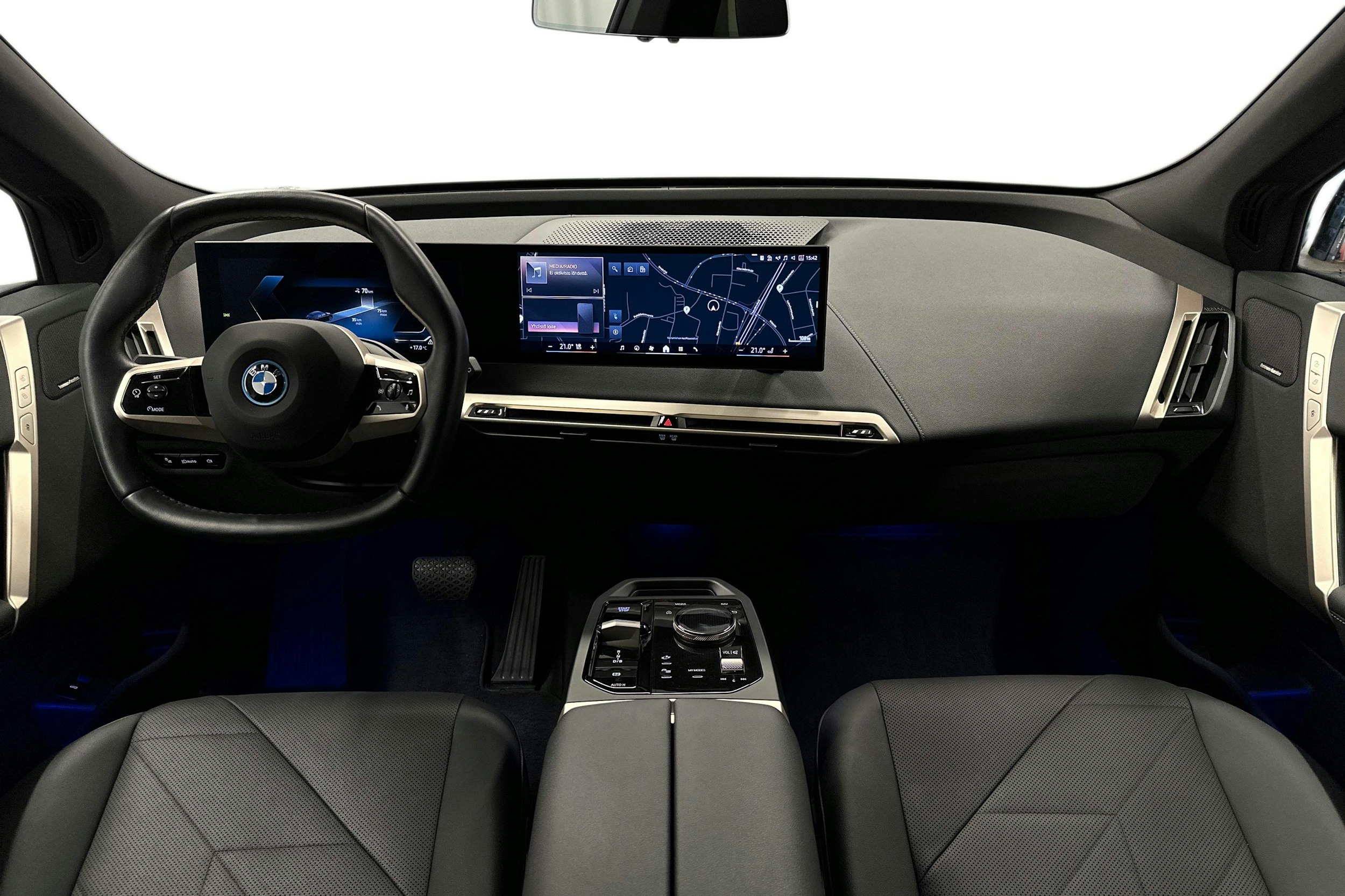 musta BMW iX 2024 kuva 9.