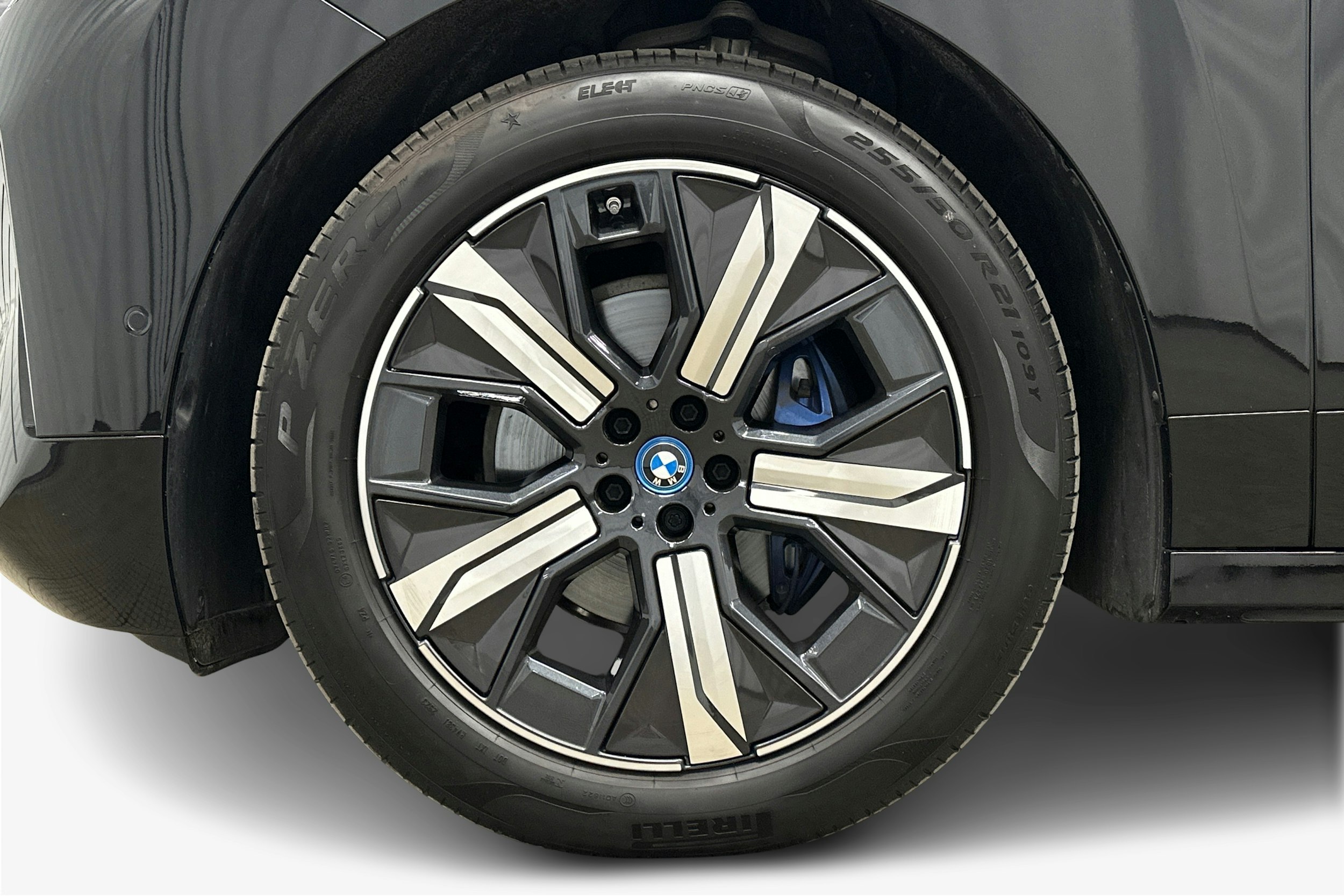 musta BMW iX 2024 kuva 11.