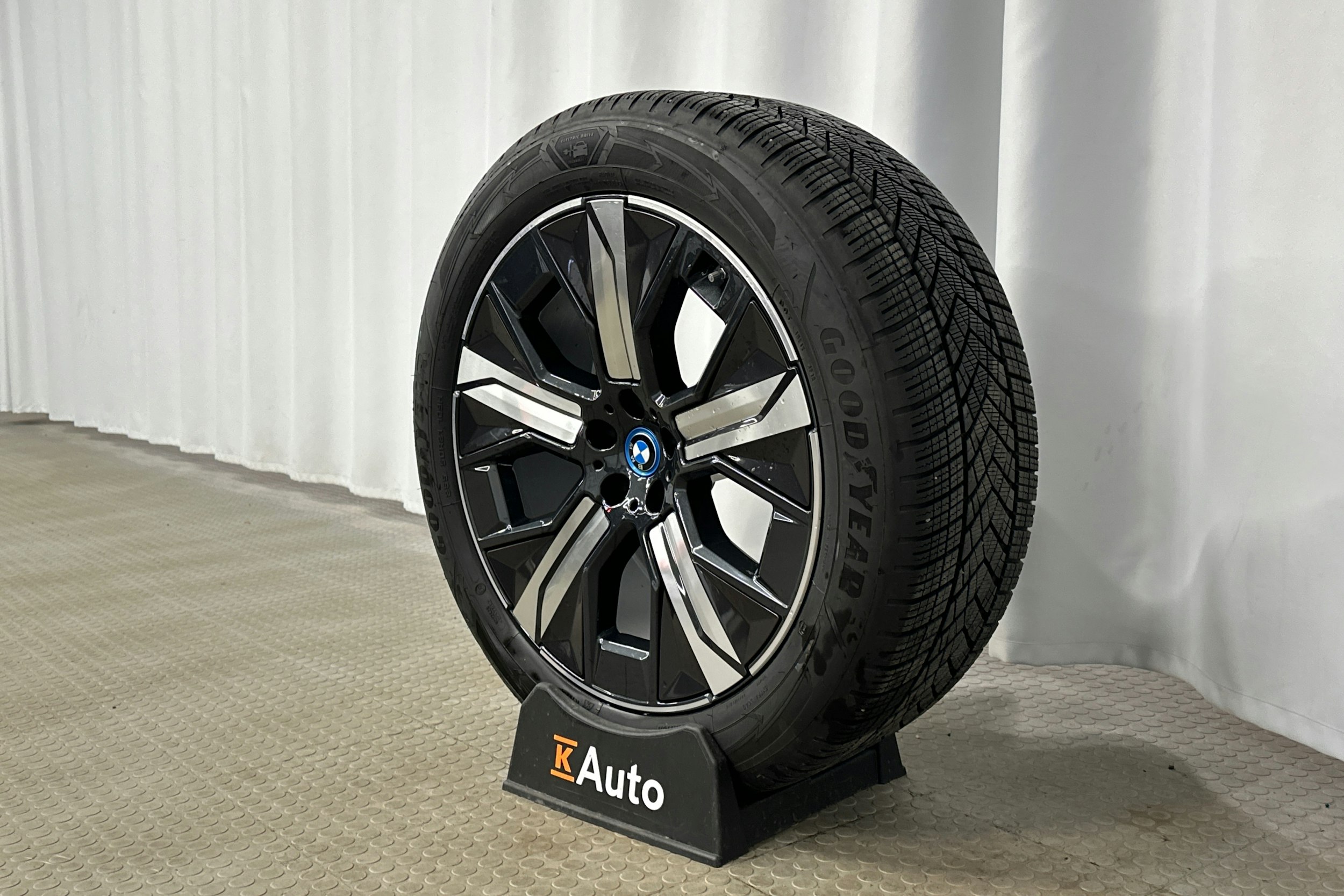 musta BMW iX 2024 kuva 13.