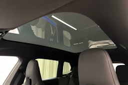 musta BMW iX 2024 kuva 17.