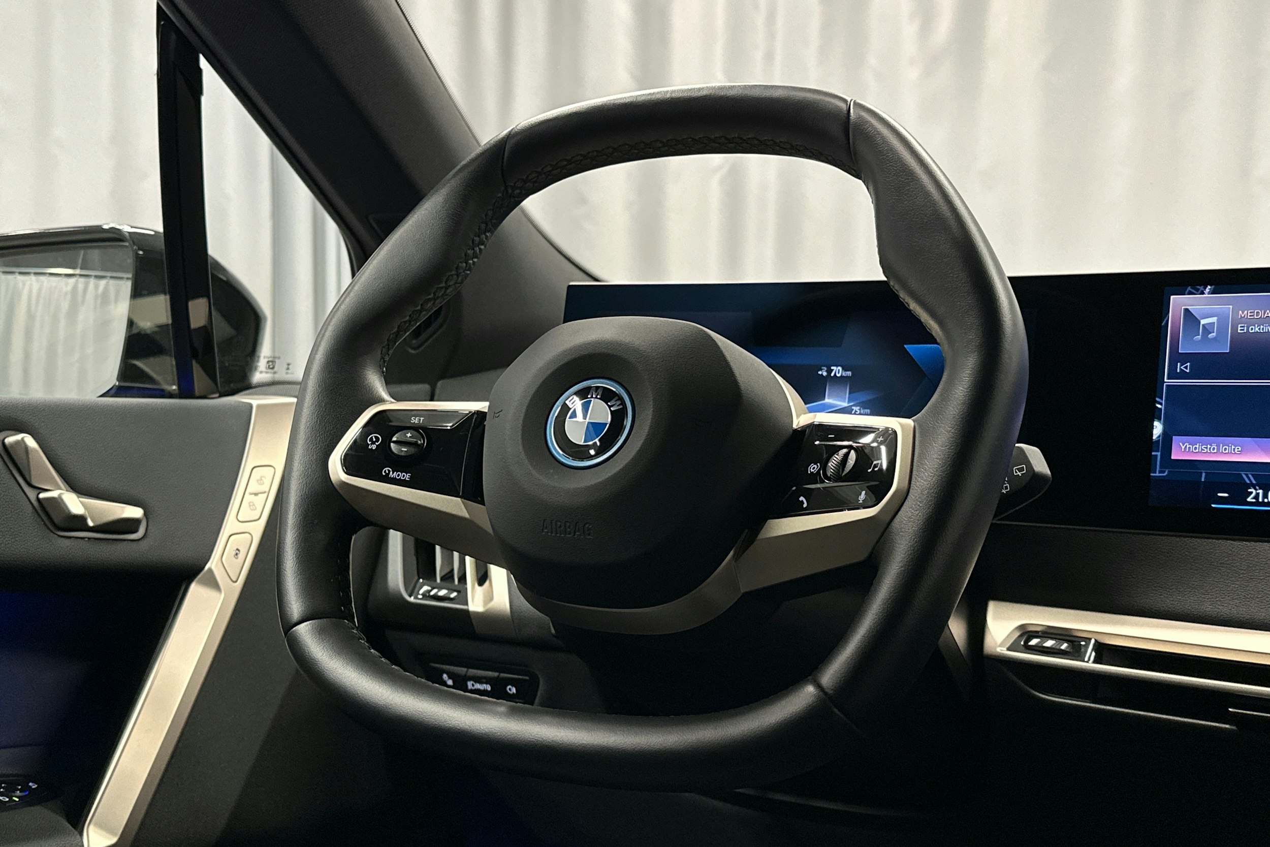 musta BMW iX 2024 kuva 20.