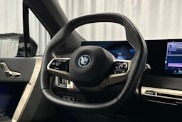musta BMW iX 2024 kuva 20.
