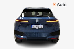 sininen BMW iX M60 2024 kuva 3.