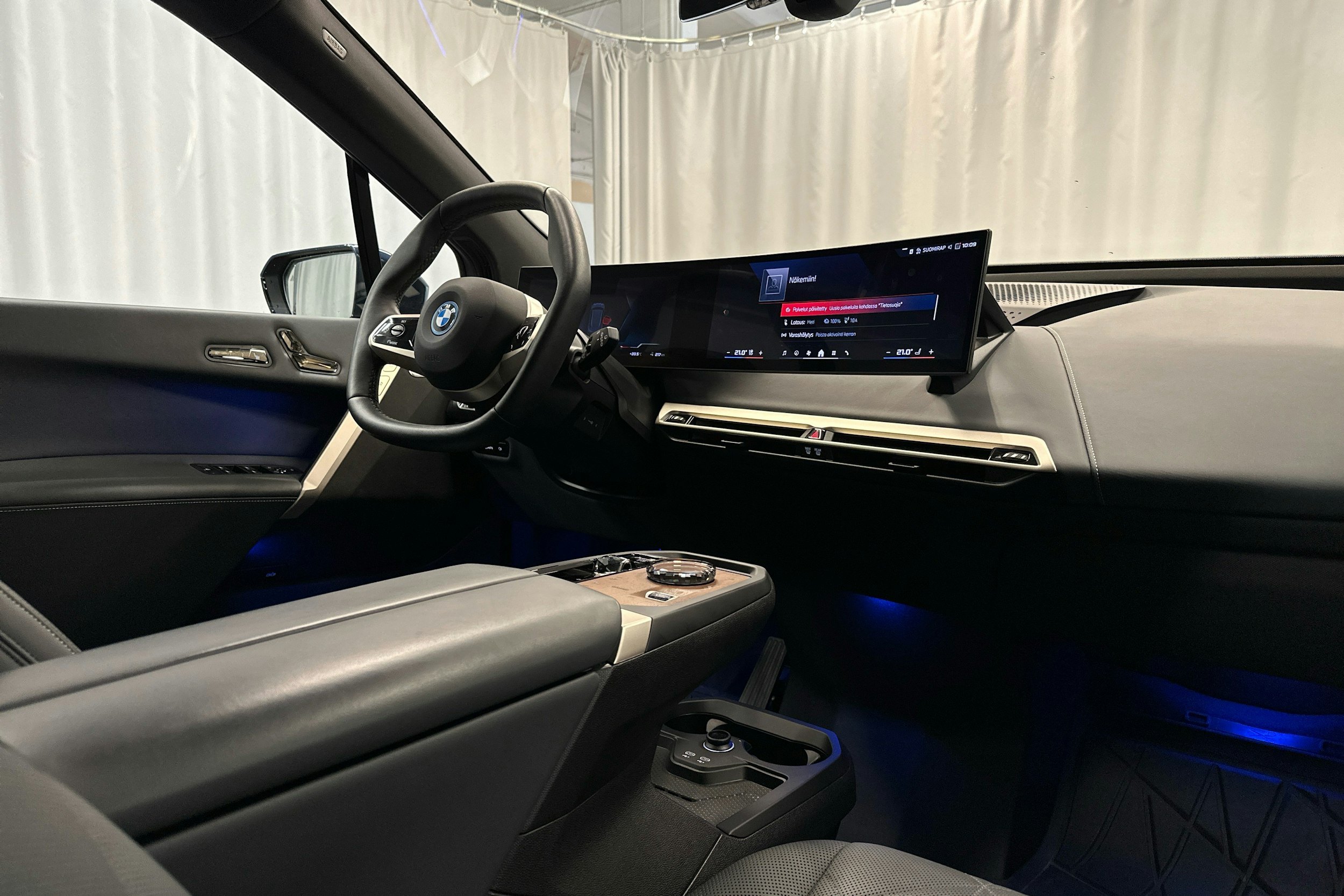 sininen BMW iX M60 2024 kuva 6.