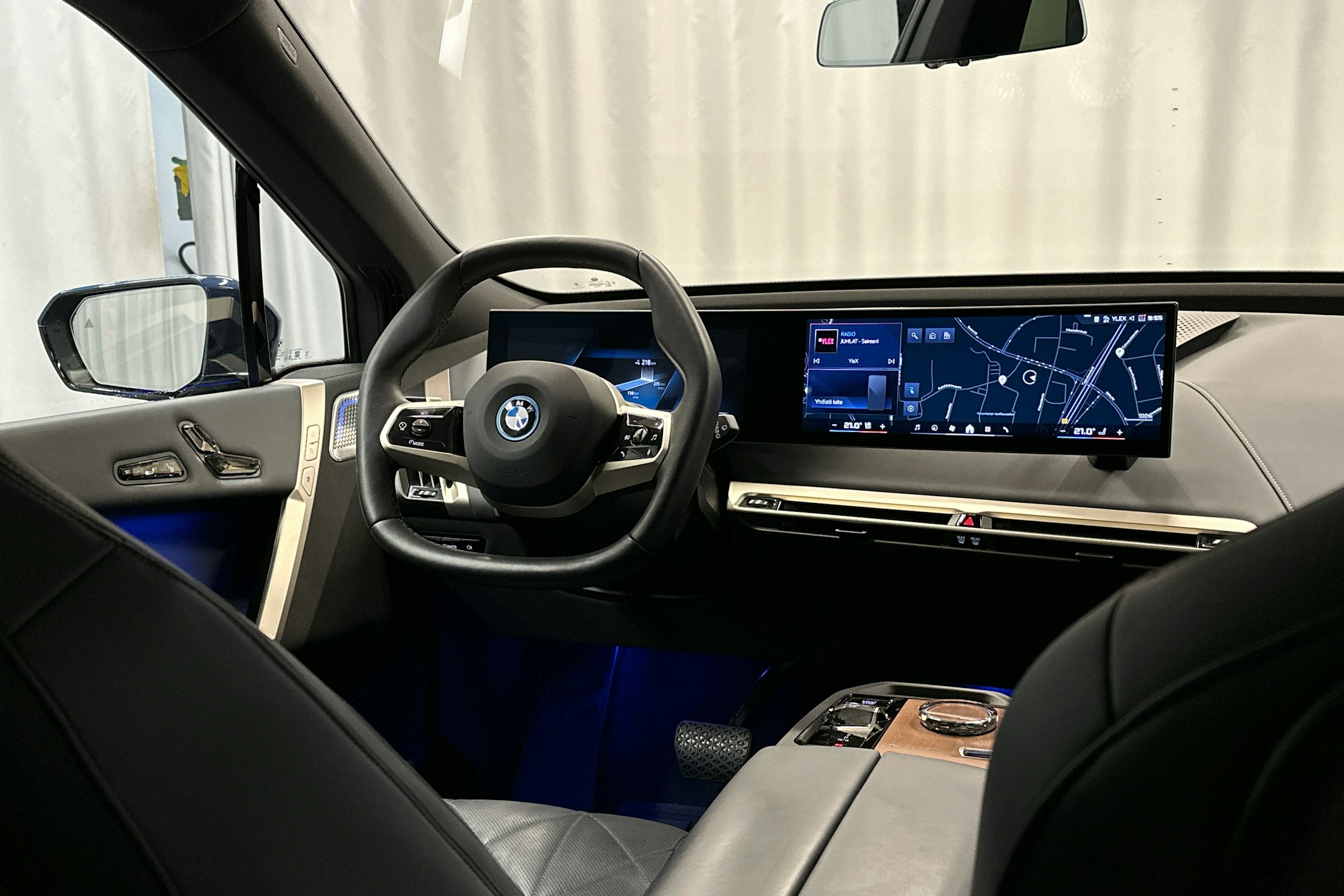 sininen BMW iX M60 2024 kuva 7.