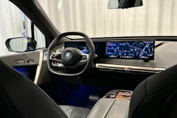 sininen BMW iX M60 2024 kuva 7.