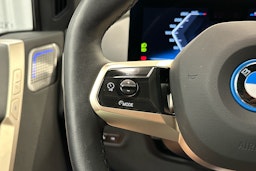 sininen BMW iX M60 2024 kuva 8.