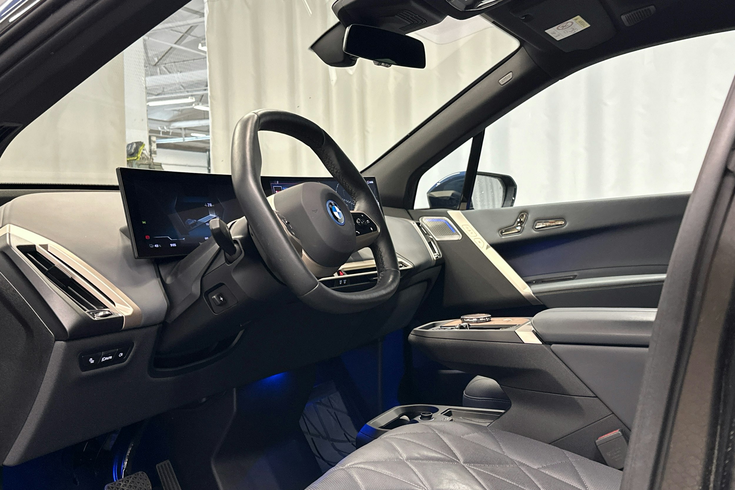 sininen BMW iX M60 2024 kuva 10.