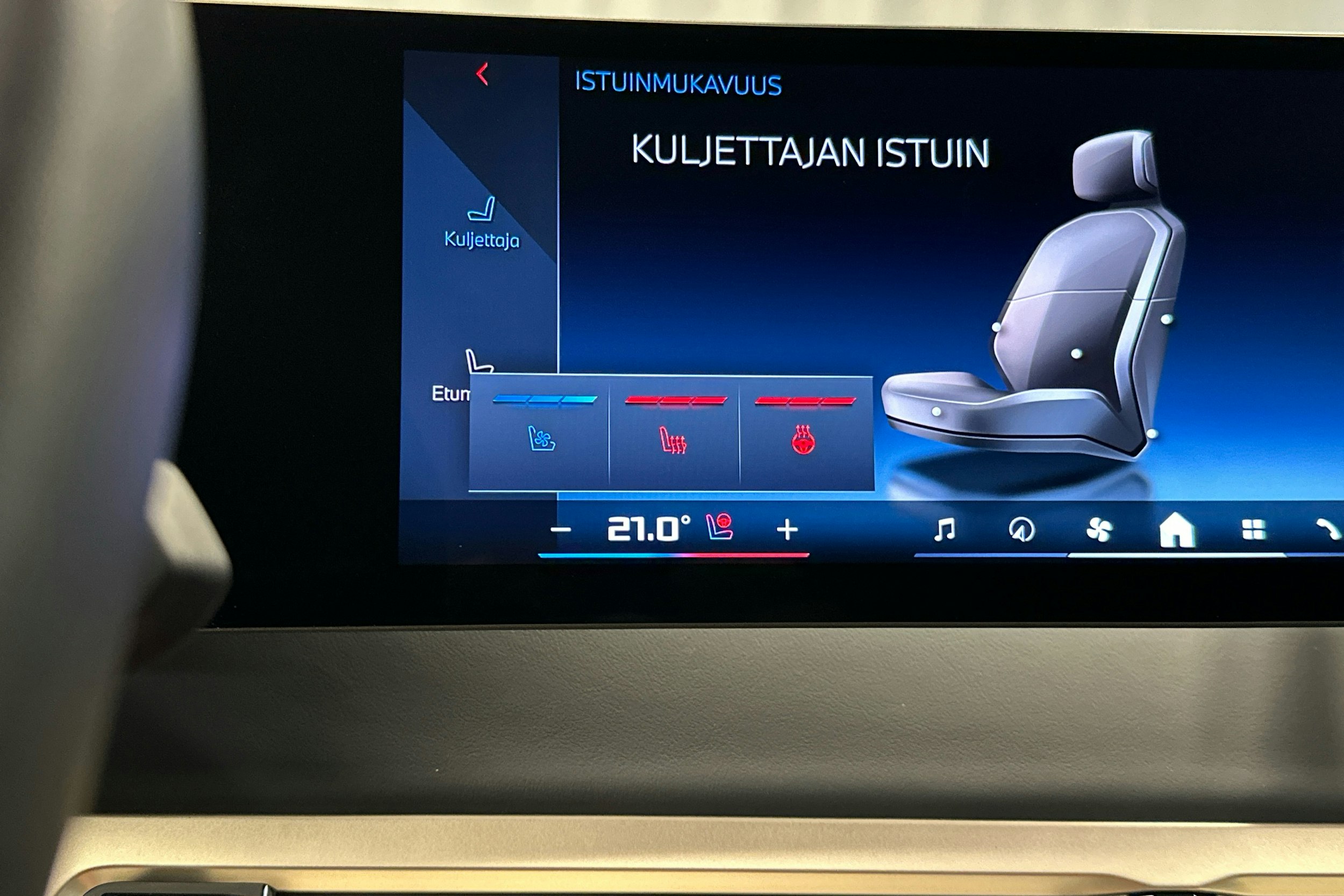 sininen BMW iX M60 2024 kuva 17.