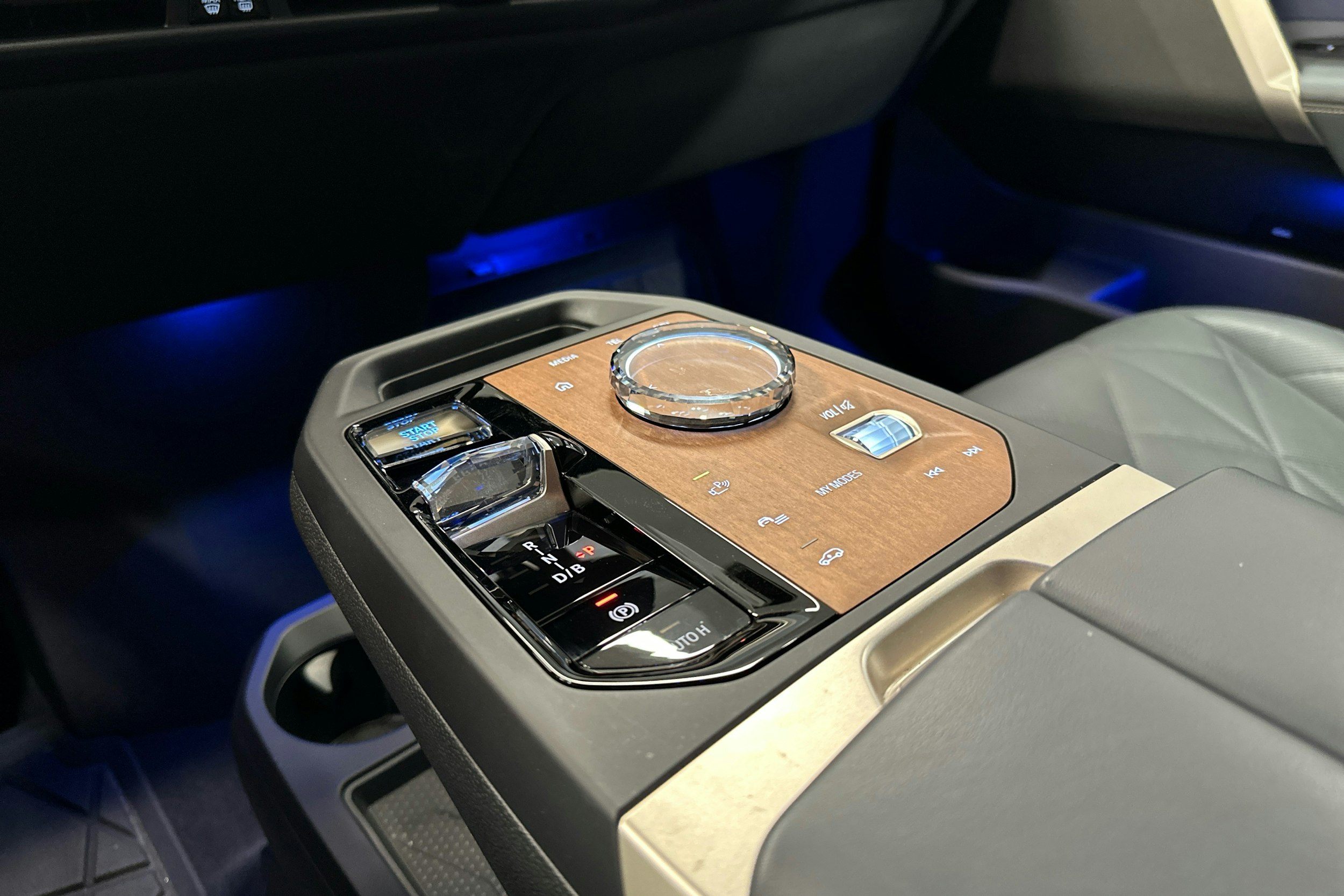 sininen BMW iX M60 2024 kuva 26.