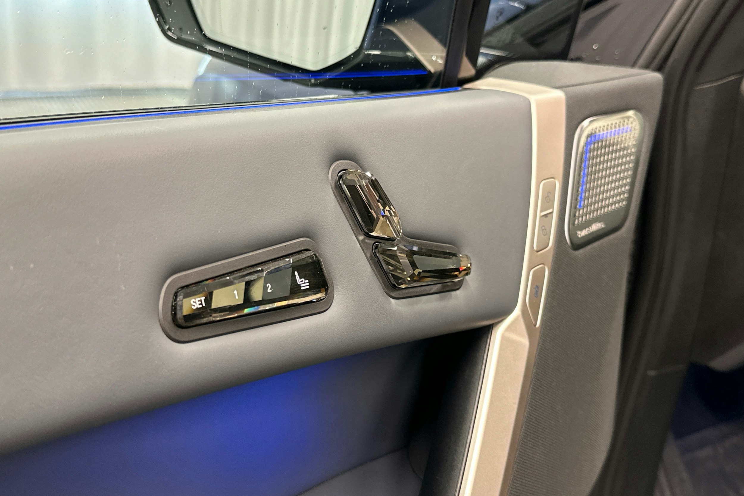 sininen BMW iX M60 2024 kuva 28.