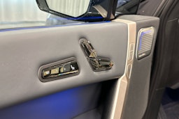 sininen BMW iX M60 2024 kuva 28.