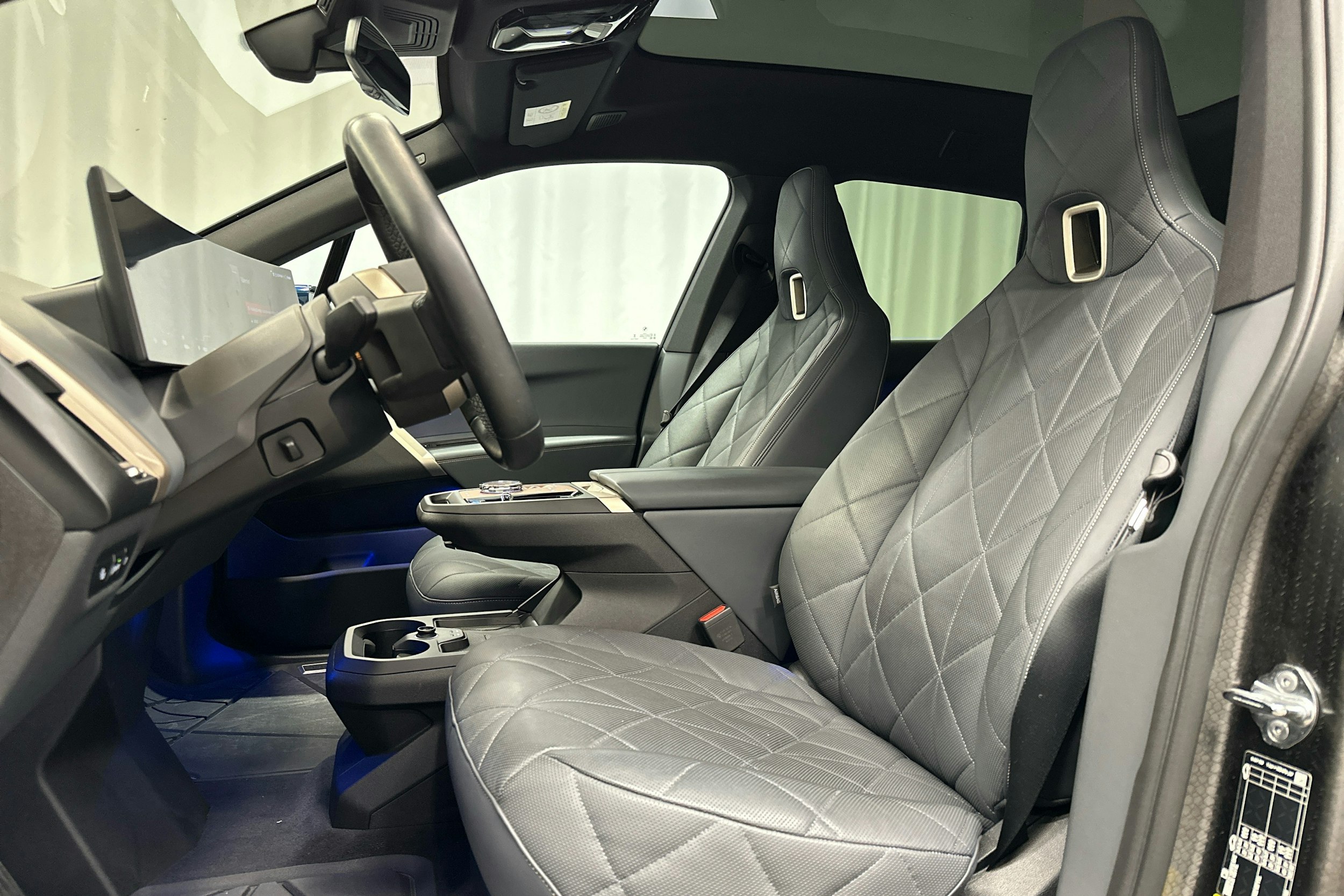 sininen BMW iX M60 2024 kuva 29.