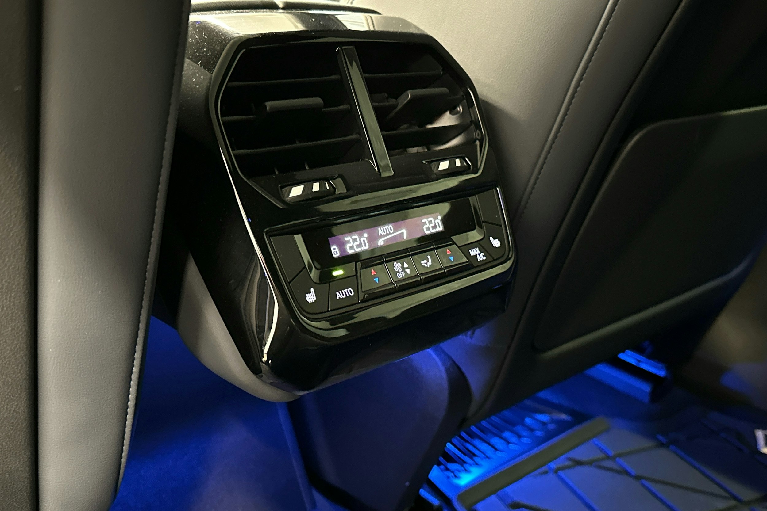 sininen BMW iX M60 2024 kuva 31.