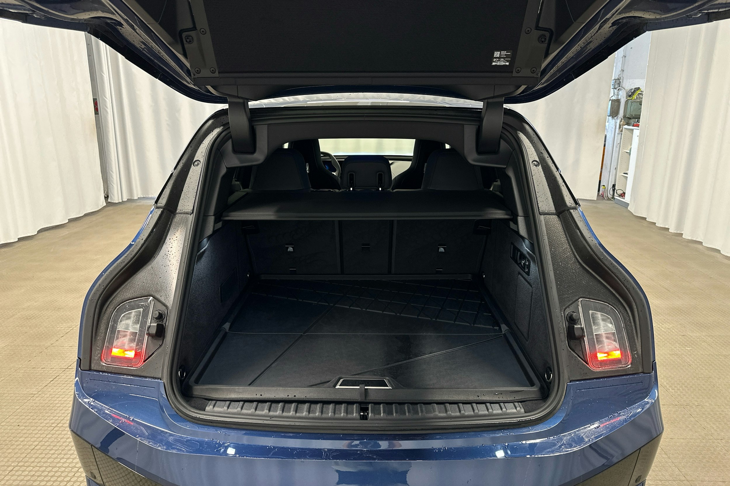 sininen BMW iX M60 2024 kuva 32.