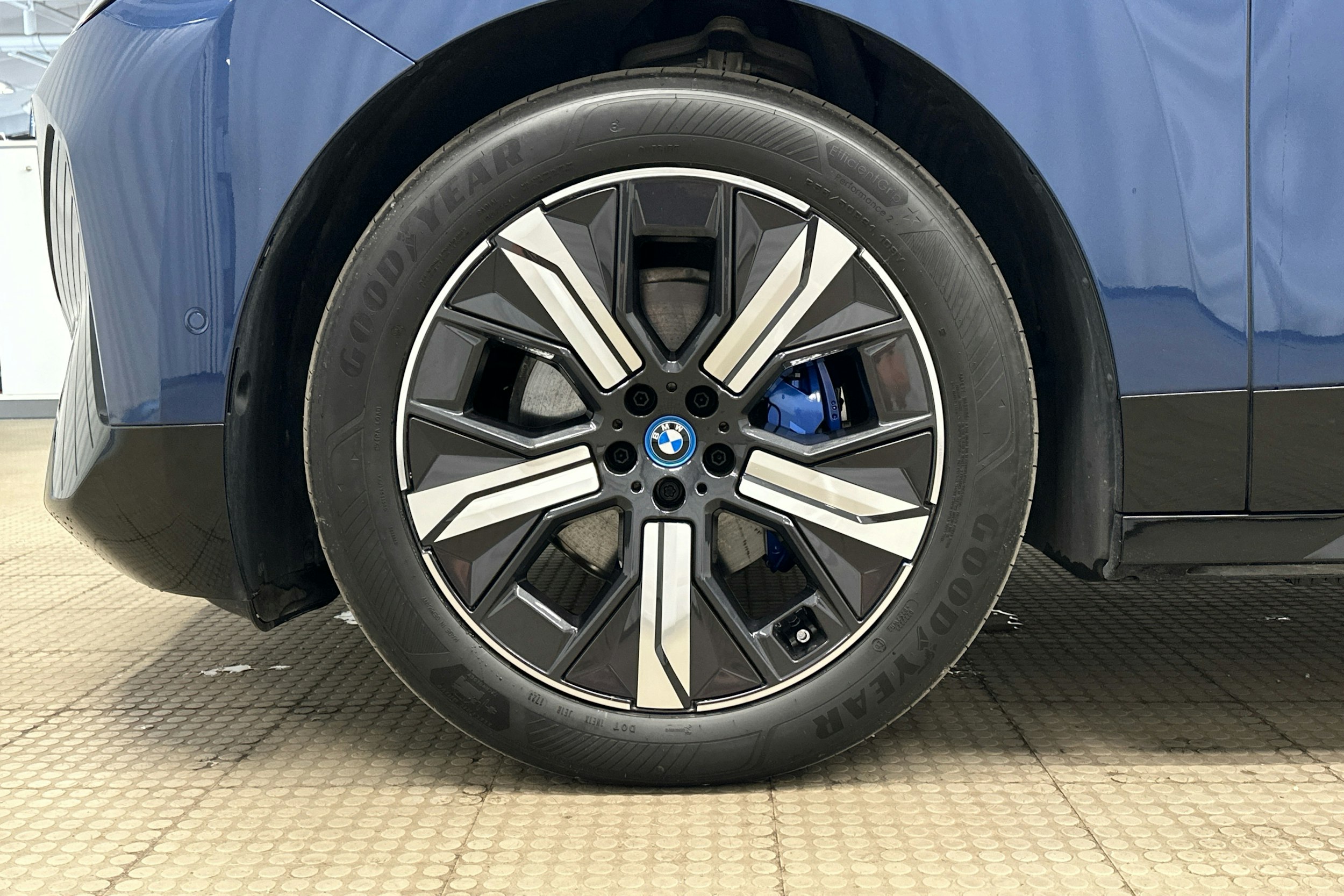 sininen BMW iX M60 2024 kuva 35.