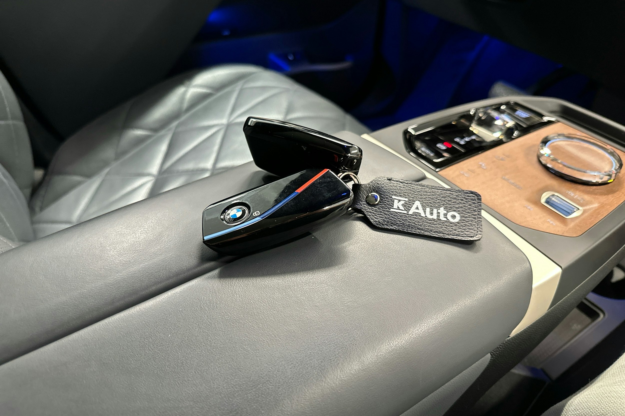 sininen BMW iX M60 2024 kuva 36.