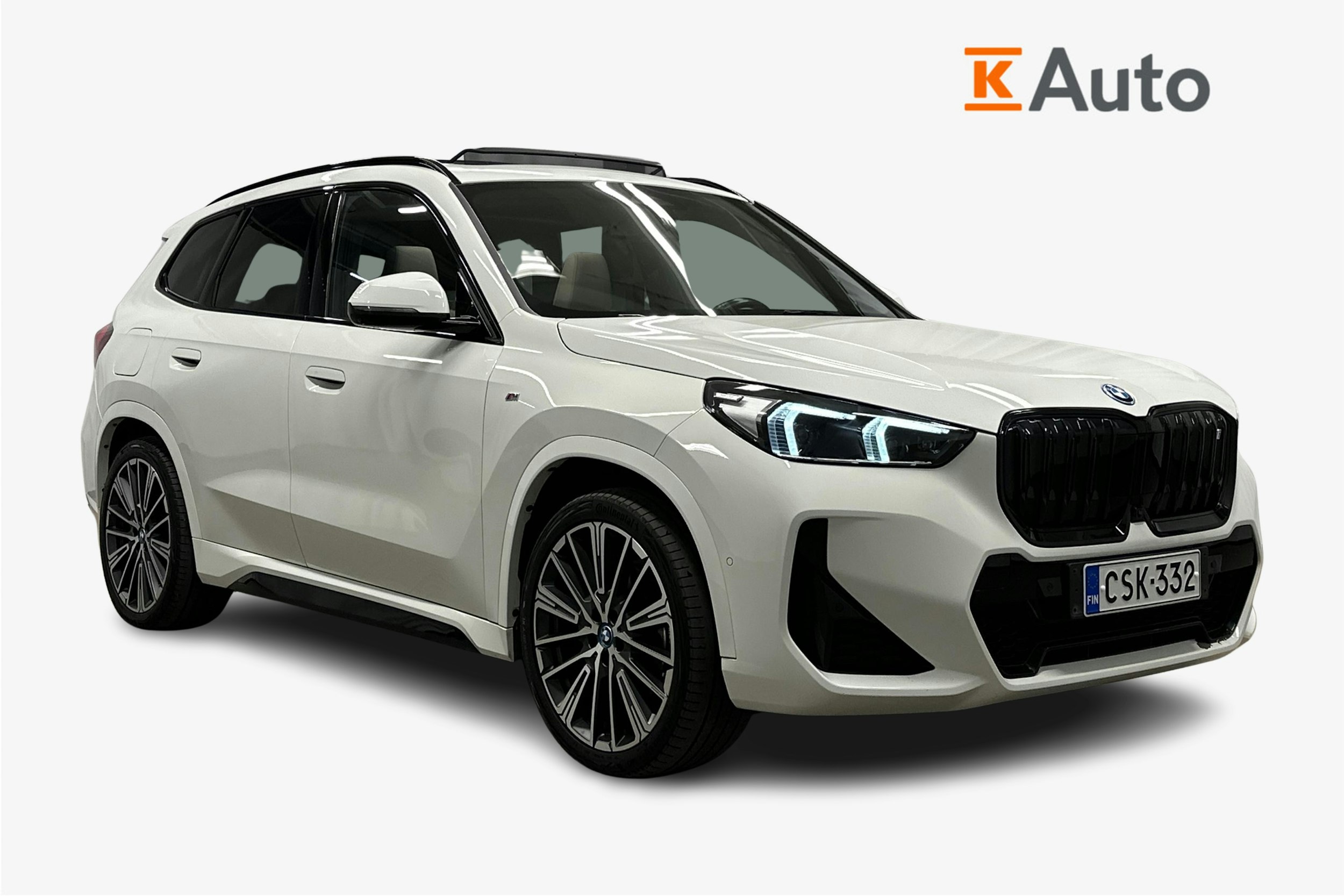 valkoinen BMW iX1 2023 kuva 1.