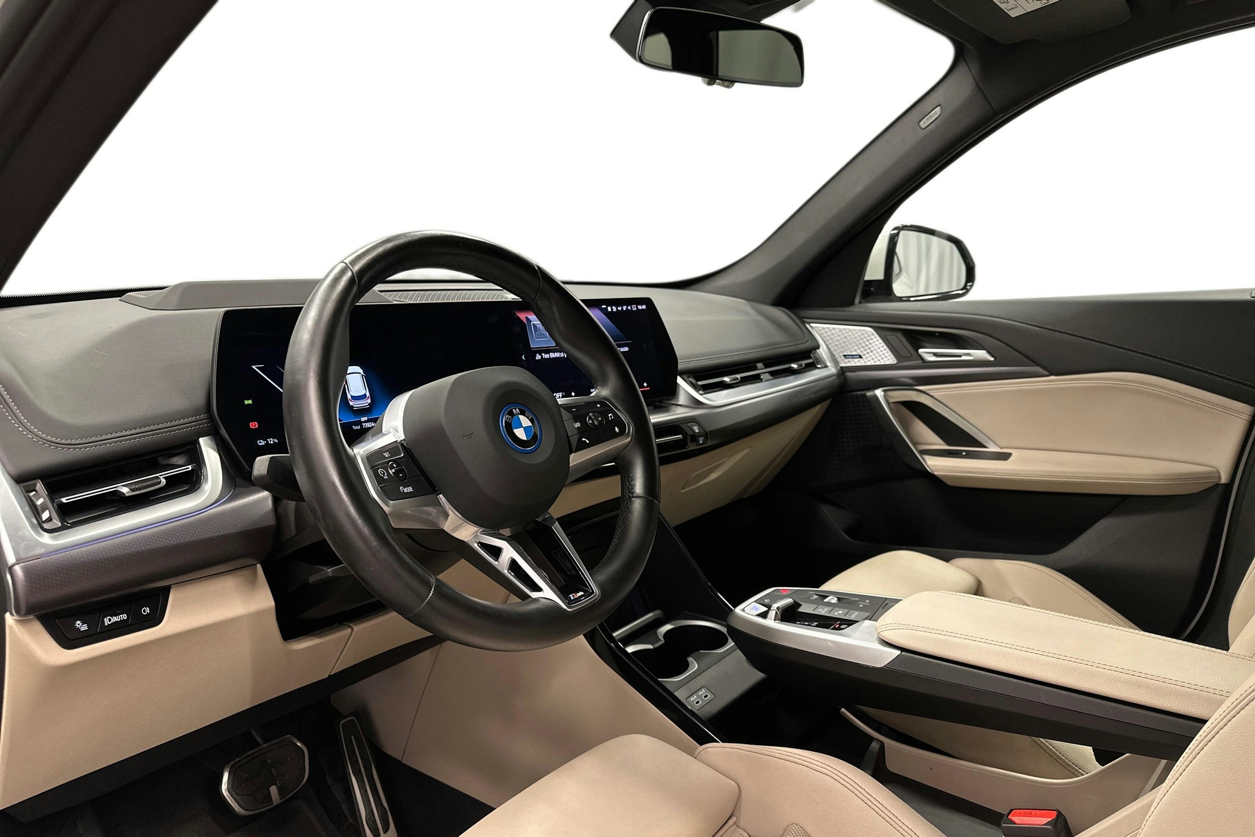 valkoinen BMW iX1 2023 kuva 7.