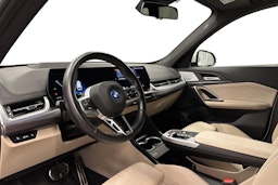 valkoinen BMW iX1 2023 kuva 7.