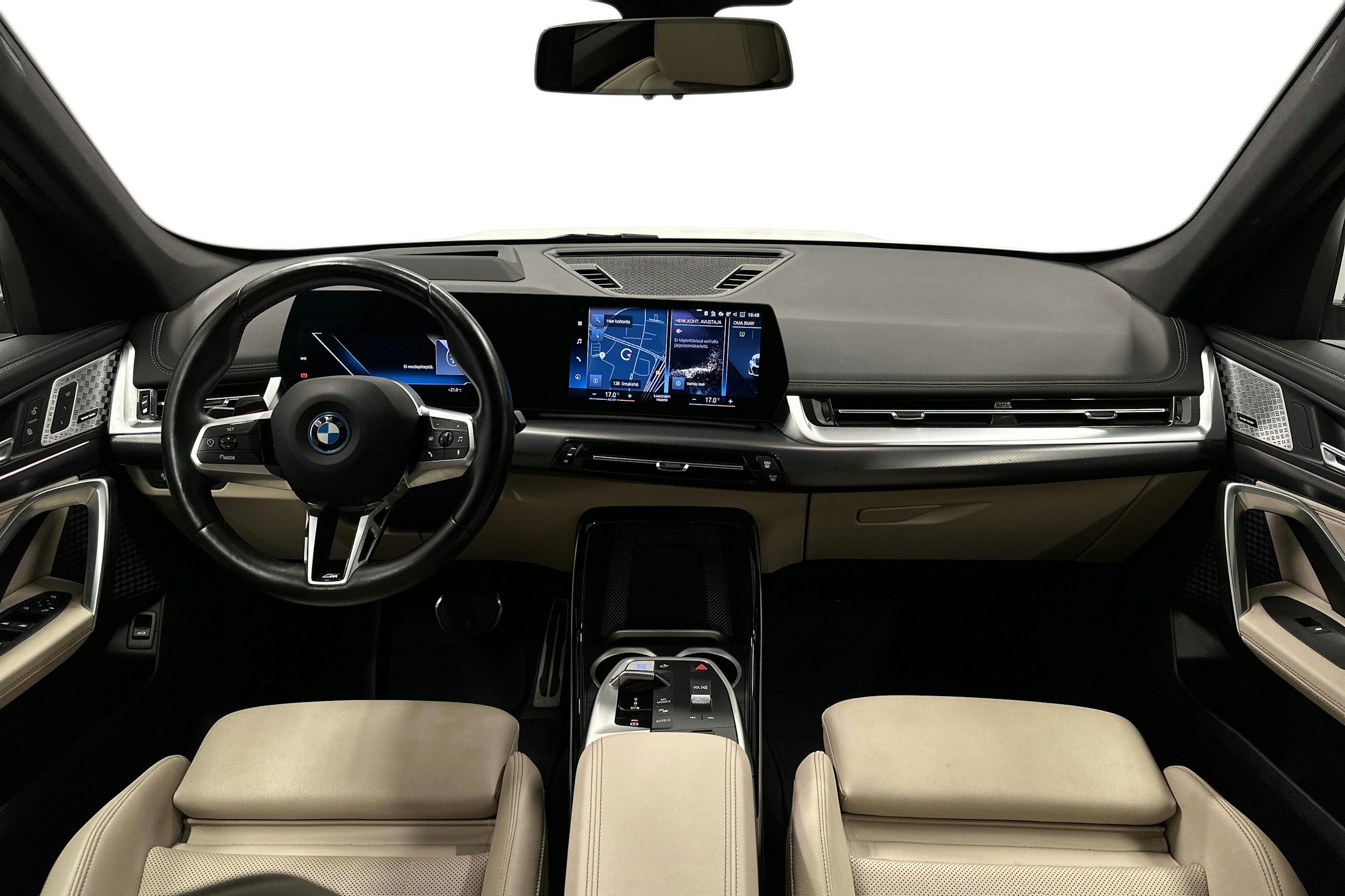 valkoinen BMW iX1 2023 kuva 9.