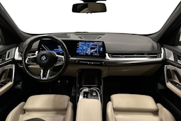 valkoinen BMW iX1 2023 kuva 9.
