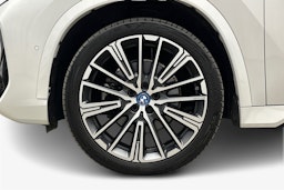 valkoinen BMW iX1 2023 kuva 11.