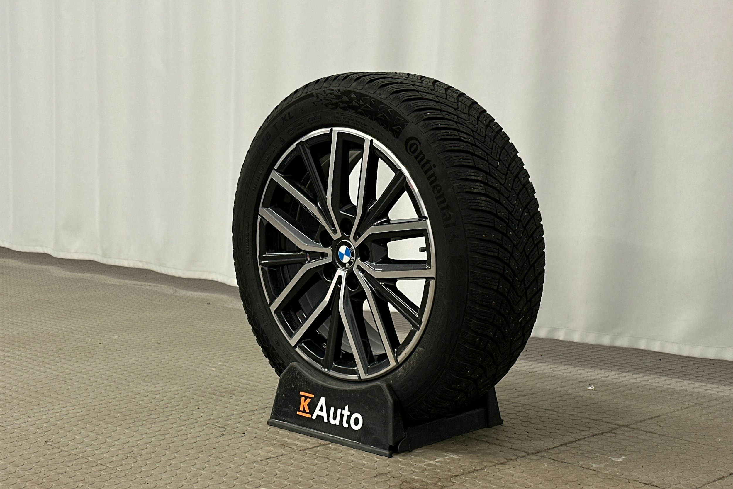 valkoinen BMW iX1 2023 kuva 13.