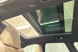 valkoinen BMW iX1 2023 kuva 15.