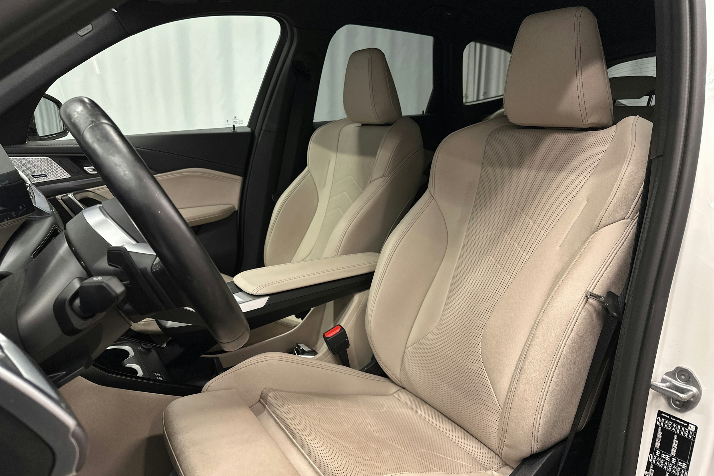 valkoinen BMW iX1 2023 kuva 16.