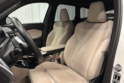 valkoinen BMW iX1 2023 kuva 16.