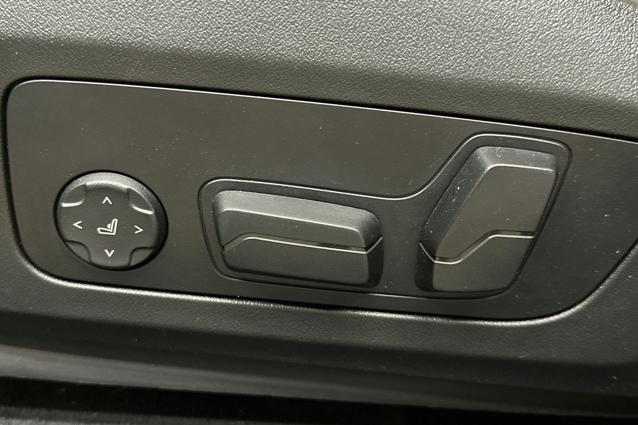 valkoinen BMW iX1 2023 kuva 17.
