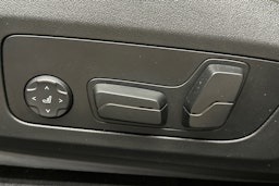 valkoinen BMW iX1 2023 kuva 17.