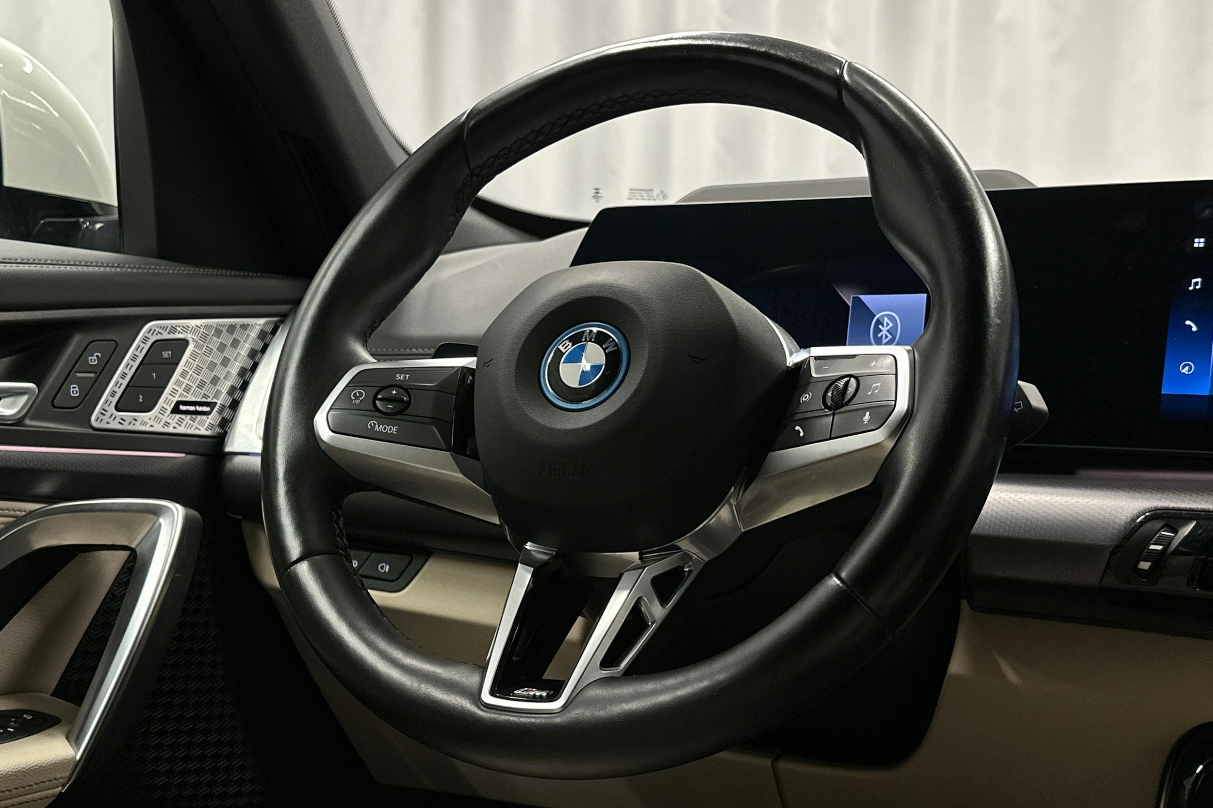 valkoinen BMW iX1 2023 kuva 19.