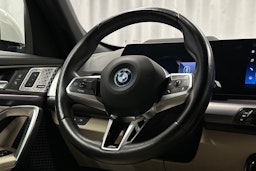 valkoinen BMW iX1 2023 kuva 19.