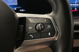 valkoinen BMW iX1 2023 kuva 21.
