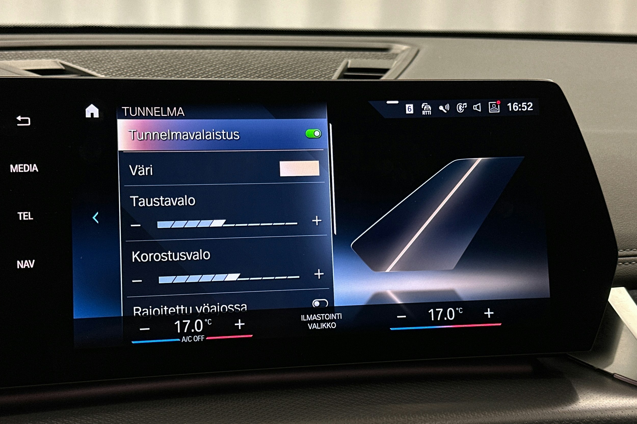 valkoinen BMW iX1 2023 kuva 27.