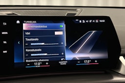 valkoinen BMW iX1 2023 kuva 27.
