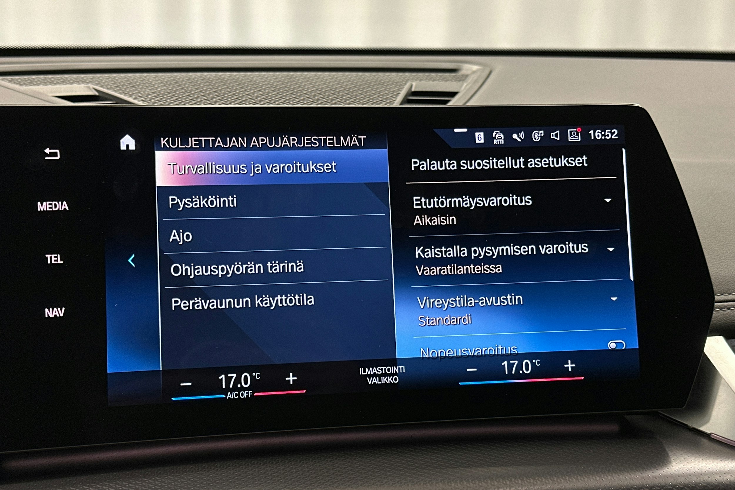valkoinen BMW iX1 2023 kuva 28.