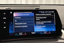 valkoinen BMW iX1 2023 kuva 28.