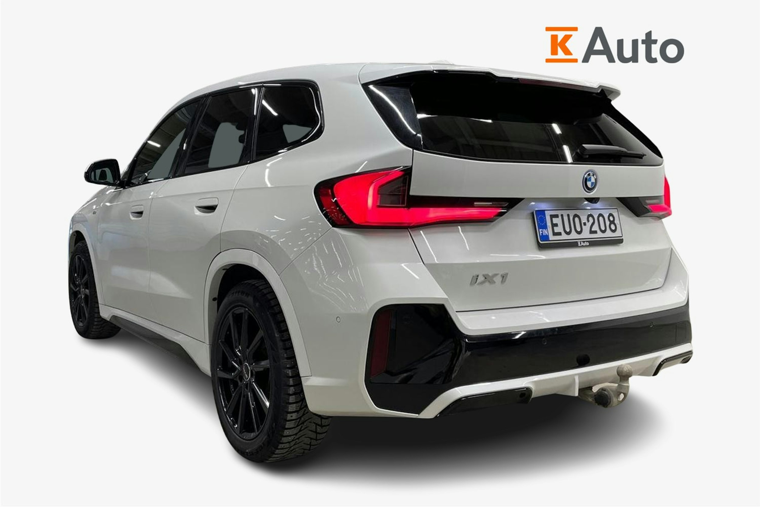 valkoinen BMW iX1 2023 kuva 2.